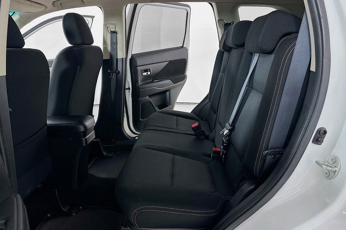 2017 Mitsubishi OUTLANDER LS SAFETY PACK (4x4) 7 SEATS ZK MY17