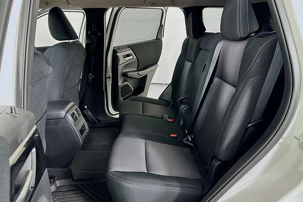 2024 Mitsubishi Outlander LS ZM