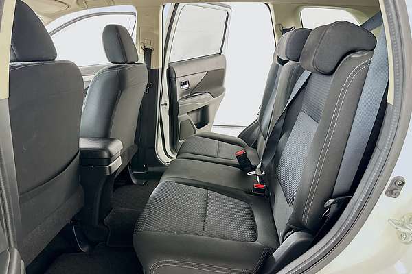 2016 Mitsubishi OUTLANDER LS SAFETY PACK (4x4) 7 SEATS ZK MY17