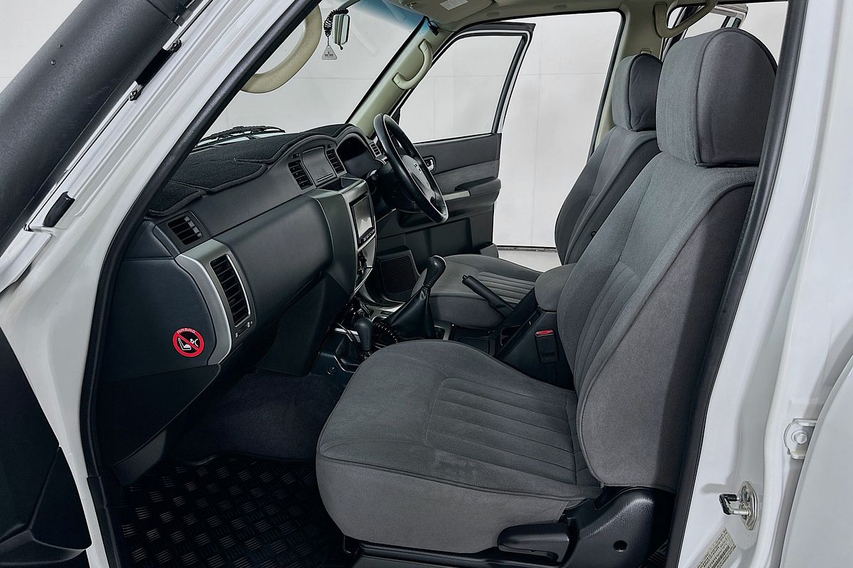 2015 Nissan PATROL ST Y61
