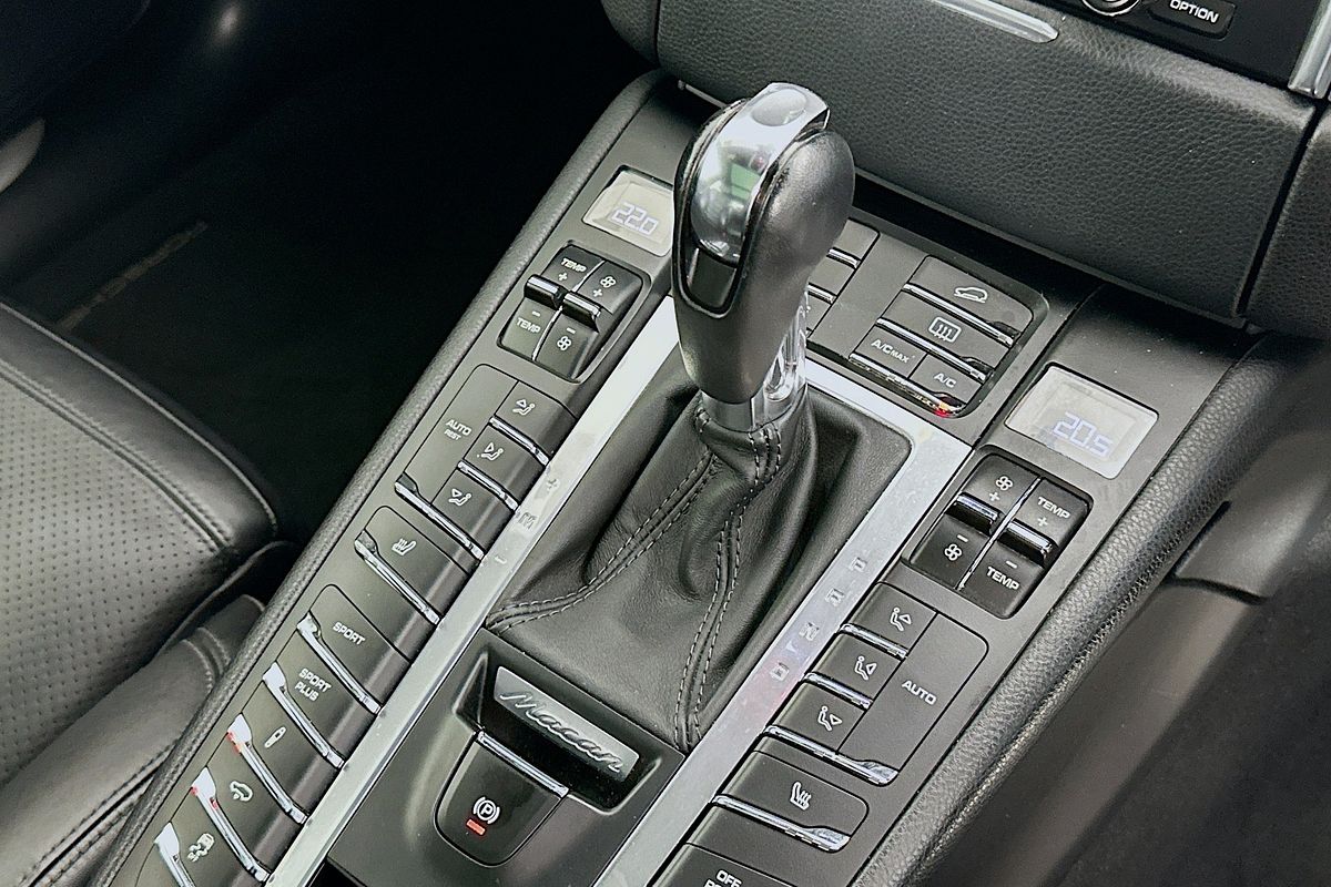 2015 Porsche MACAN TURBO MY15