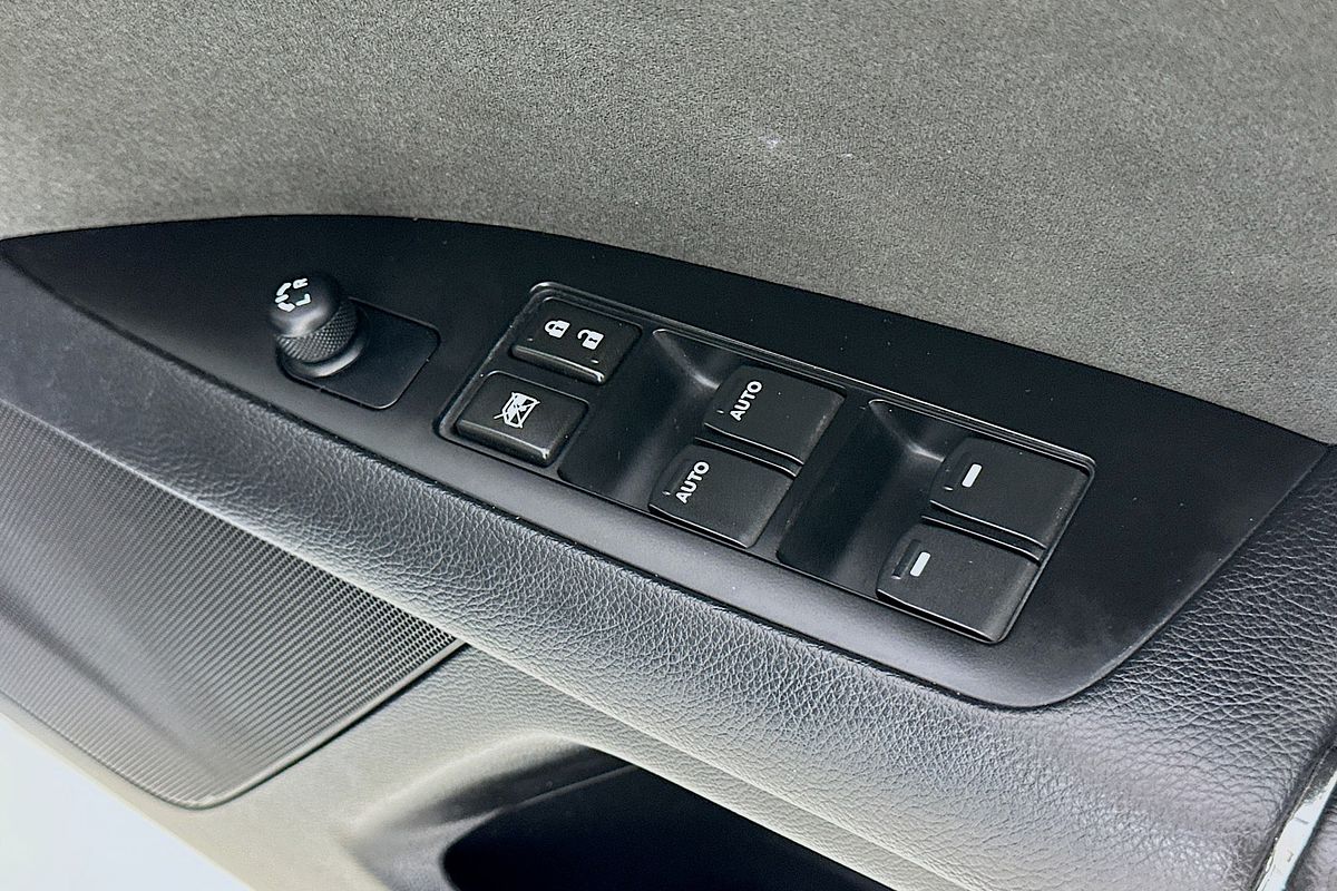 2010 Suzuki KIZASHI XL FR