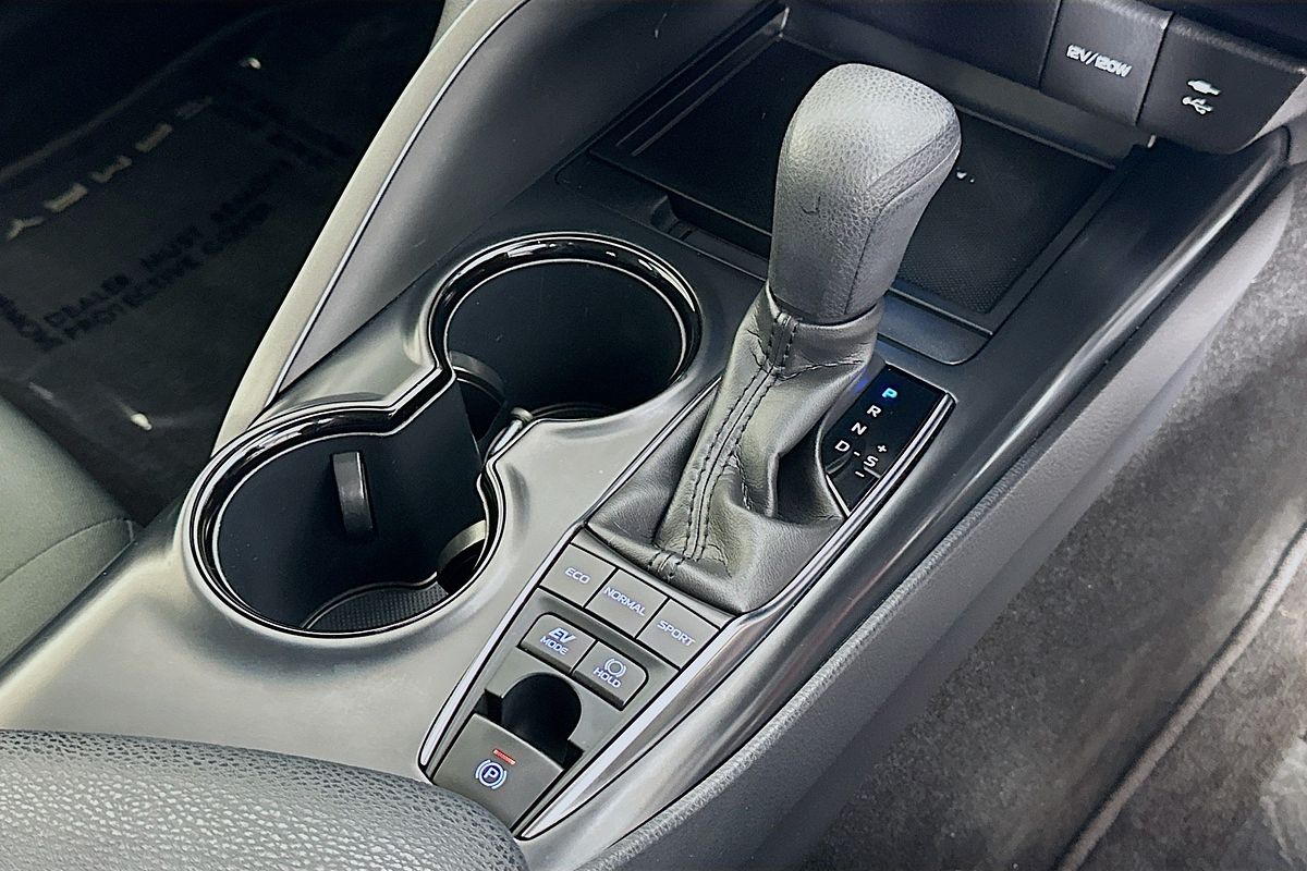 2020 Toyota CAMRY ASCENT HYBRID AXVH71R