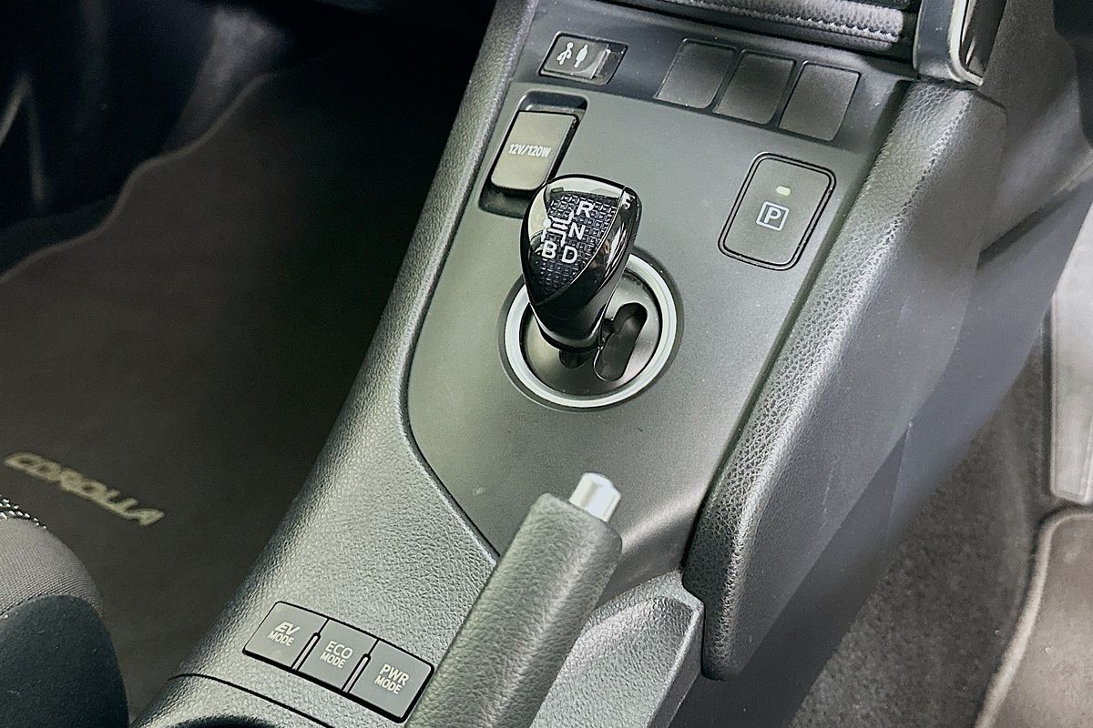 2017 Toyota COROLLA HYBRID ZWE186R MY16