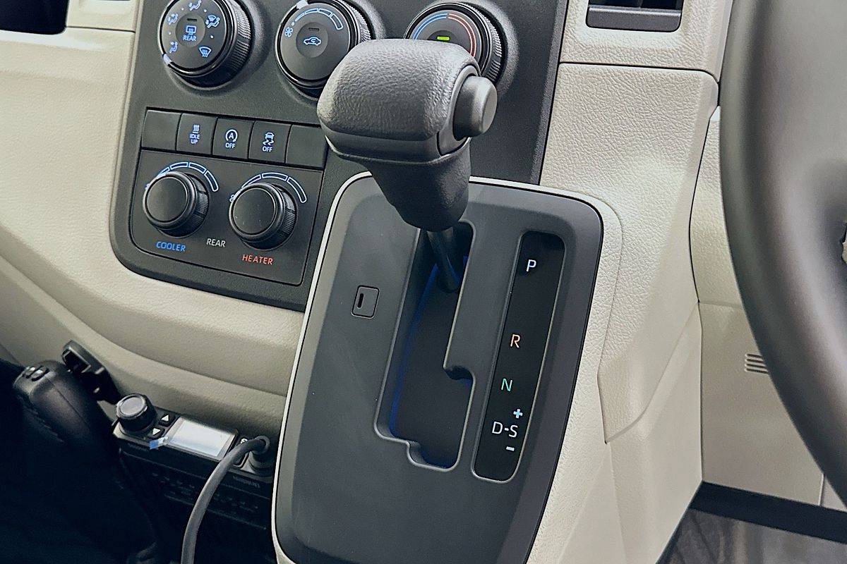 2025 Toyota Hiace SLWB COMMUTER (12 SEATS) GDH322R
