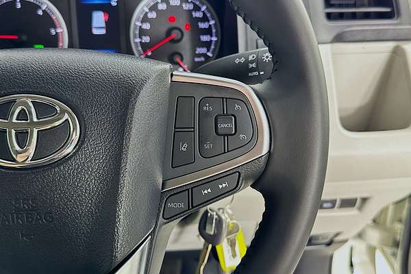 2025 Toyota Hiace SLWB COMMUTER (12 SEATS) GDH322R