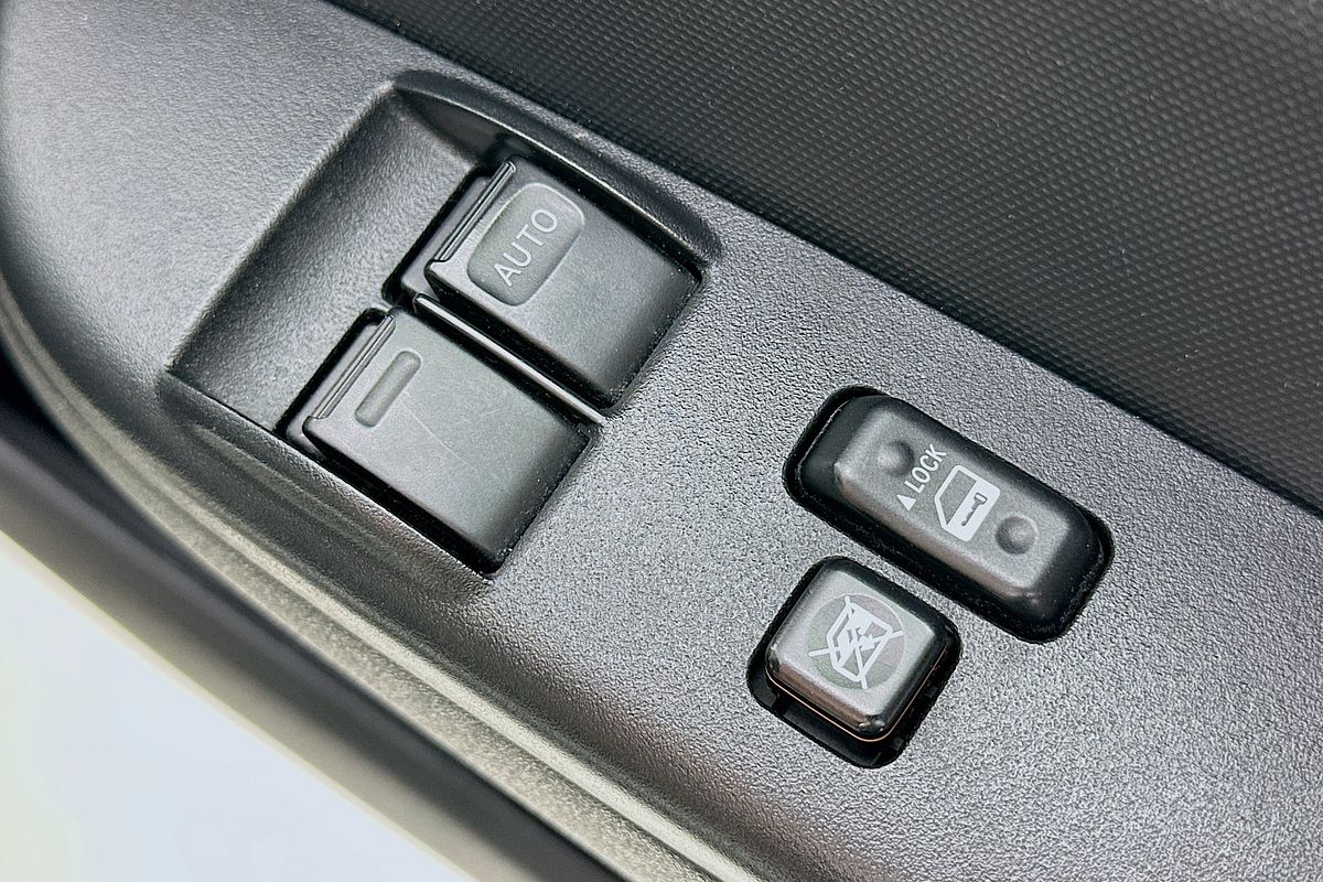 2011 Toyota HIACE COMMUTER KDH223R MY11 UPGRADE