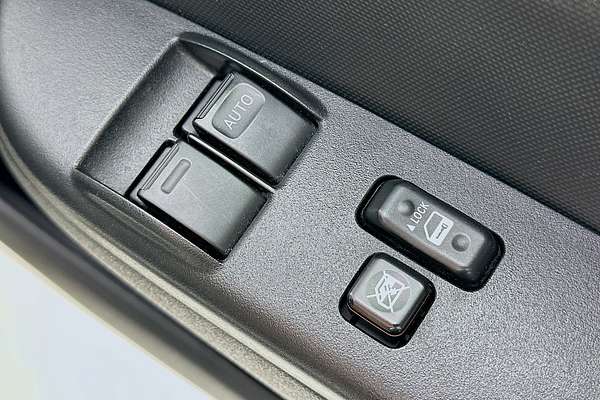 2011 Toyota HIACE COMMUTER KDH223R MY11 UPGRADE