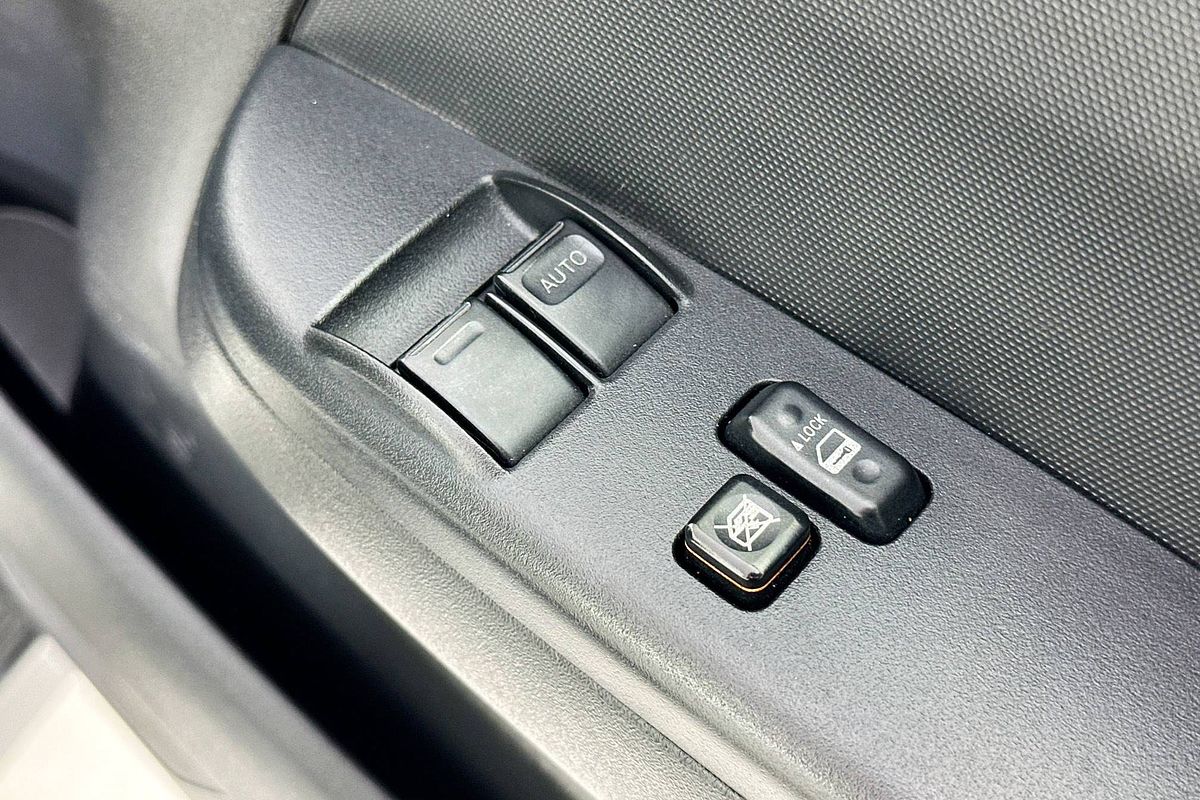 2014 Toyota Hiace COMMUTER KDH223R MY12 UPGRADE