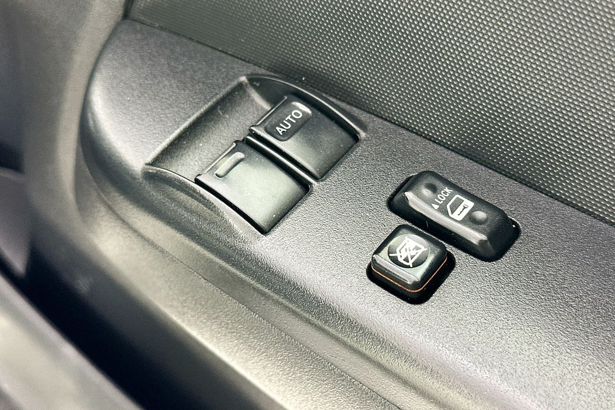 2018 Toyota HIACE COMMUTER KDH223R MY16 ELWB High Roof