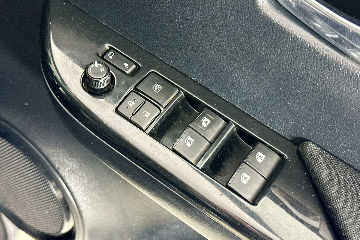 2018 Toyota HILUX SR5 (4x4) GUN126R MY17 4X4