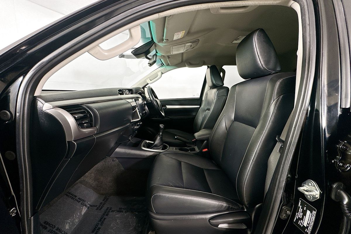 2021 Toyota HILUX SR5 (4x4) GUN126R FACELIFT 4X4