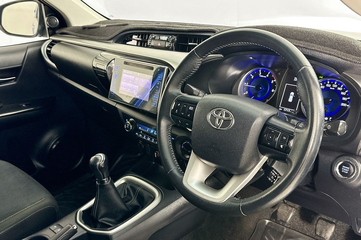2017 Toyota HILUX SR5 (4x4) GUN126R 4X4
