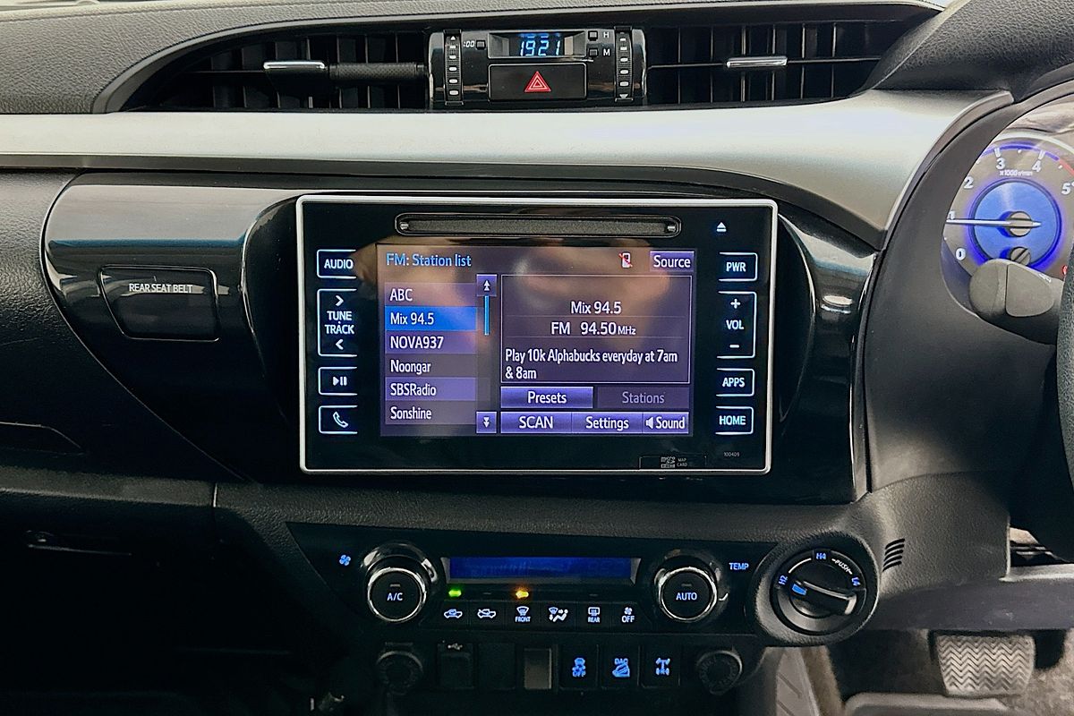 2017 Toyota HILUX SR5 (4x4) GUN126R 4X4