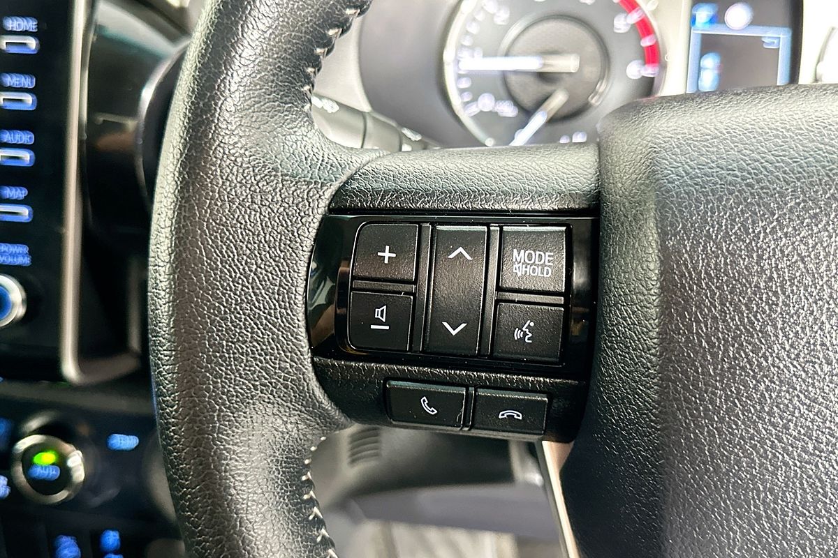 2020 Toyota HILUX SR5 (4x4) GUN126R FACELIFT 4X4