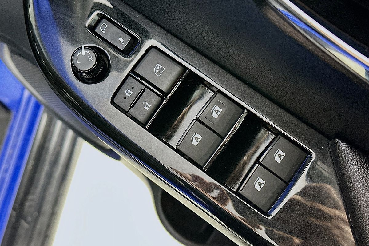 2017 Toyota HILUX SR5 (4x4) GUN126R 4X4