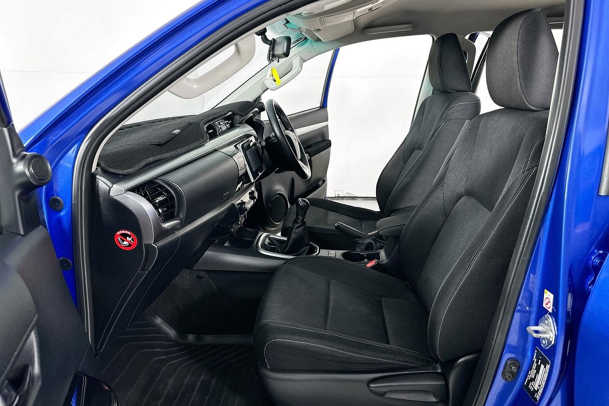 2017 Toyota HILUX SR5 (4x4) GUN126R 4X4