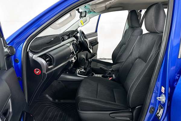 2017 Toyota HILUX SR5 (4x4) GUN126R 4X4