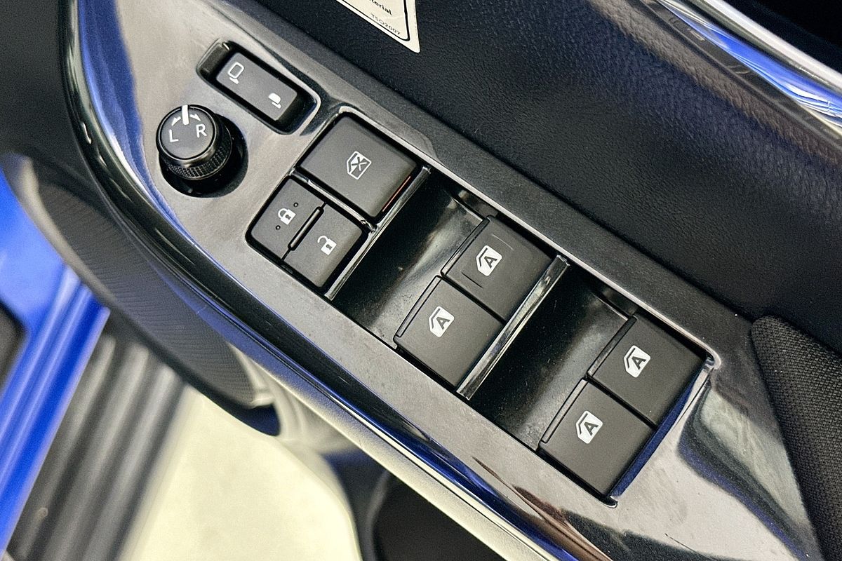 2020 Toyota HILUX SR5 (4x4) GUN126R FACELIFT 4X4