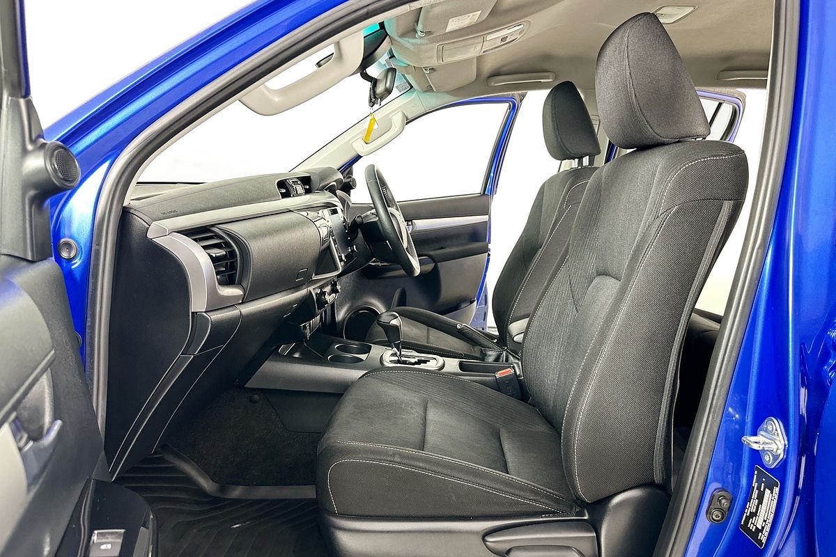 2020 Toyota HILUX SR5 (4x4) GUN126R FACELIFT 4X4