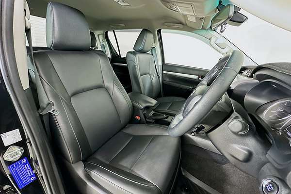 2024 Toyota HILUX SR5 48V + PREM. INTERIOR (4x4) GUN126R 4X4