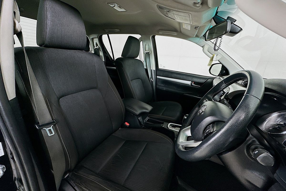 2020 Toyota HILUX SR5 (4x4) GUN126R FACELIFT 4X4
