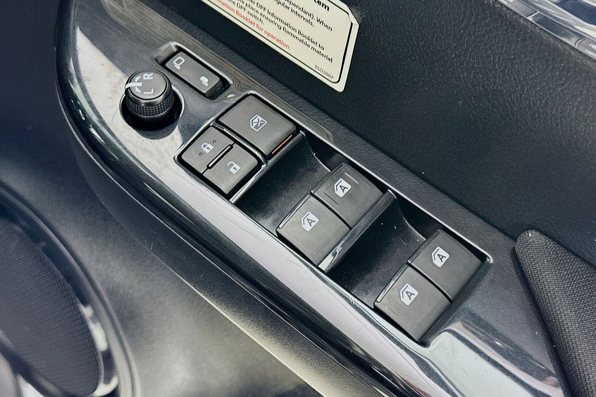 2020 Toyota HILUX SR5 (4x4) GUN126R FACELIFT 4X4