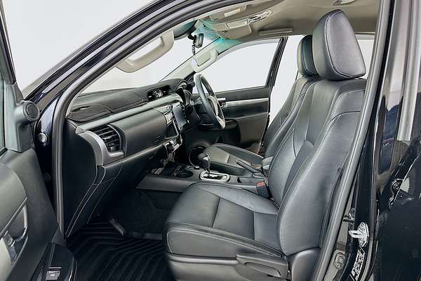 2024 Toyota HILUX SR5 48V + PREM. INTERIOR (4x4) GUN126R 4X4