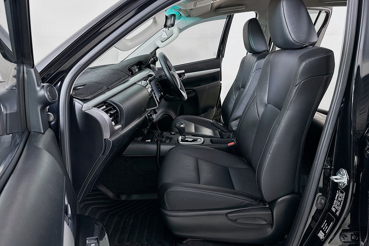 2024 Toyota HILUX SR5 48V + PREM. INTERIOR (4x4) GUN126R 4X4