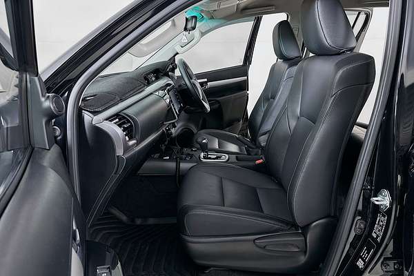 2024 Toyota HILUX SR5 48V + PREM. INTERIOR (4x4) GUN126R 4X4