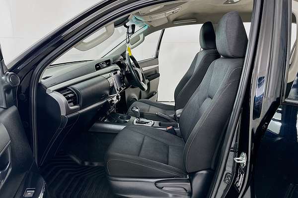 2020 Toyota HILUX SR5 (4x4) GUN126R FACELIFT 4X4