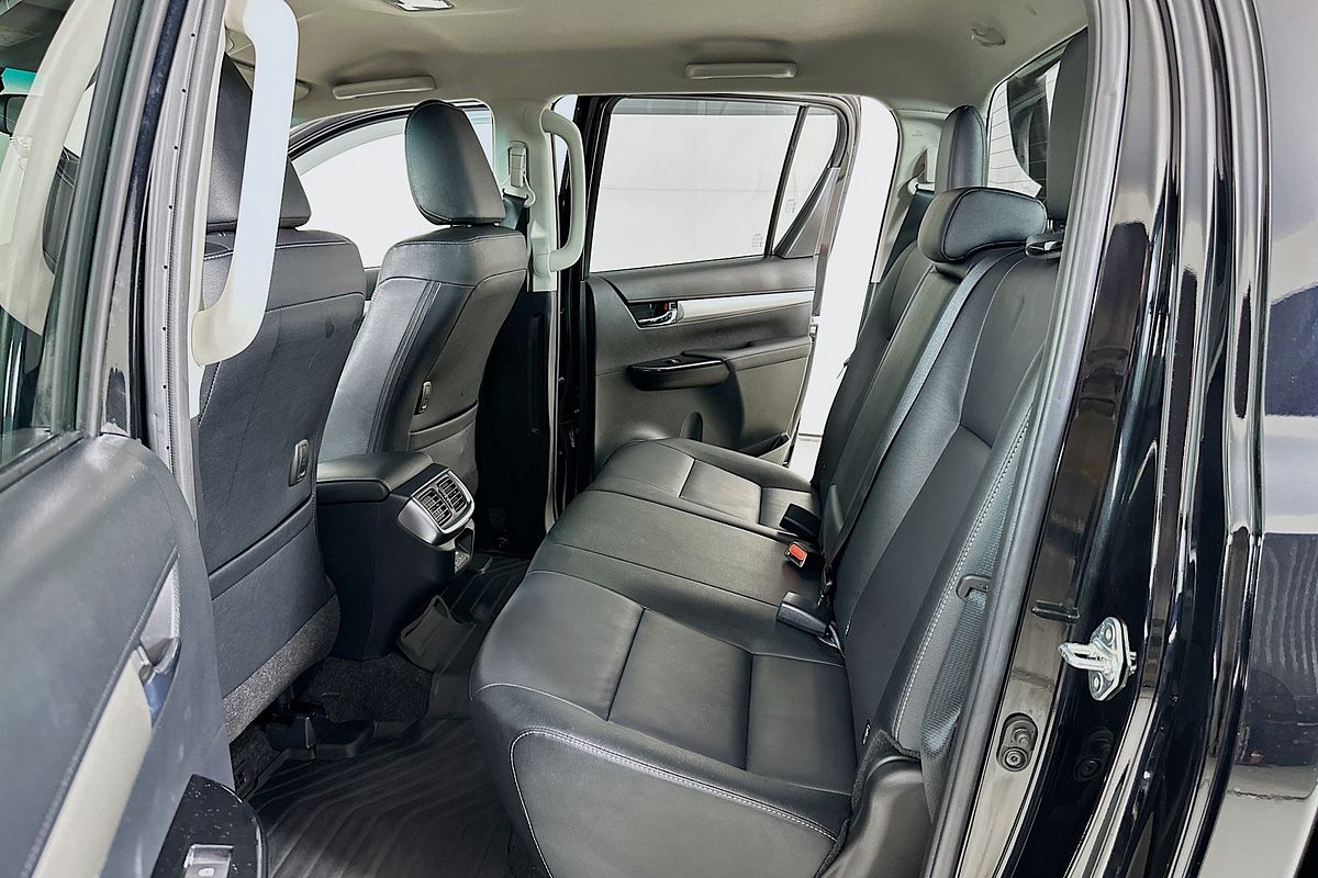 2024 Toyota HILUX SR5 48V + PREM. INTERIOR (4x4) GUN126R 4X4