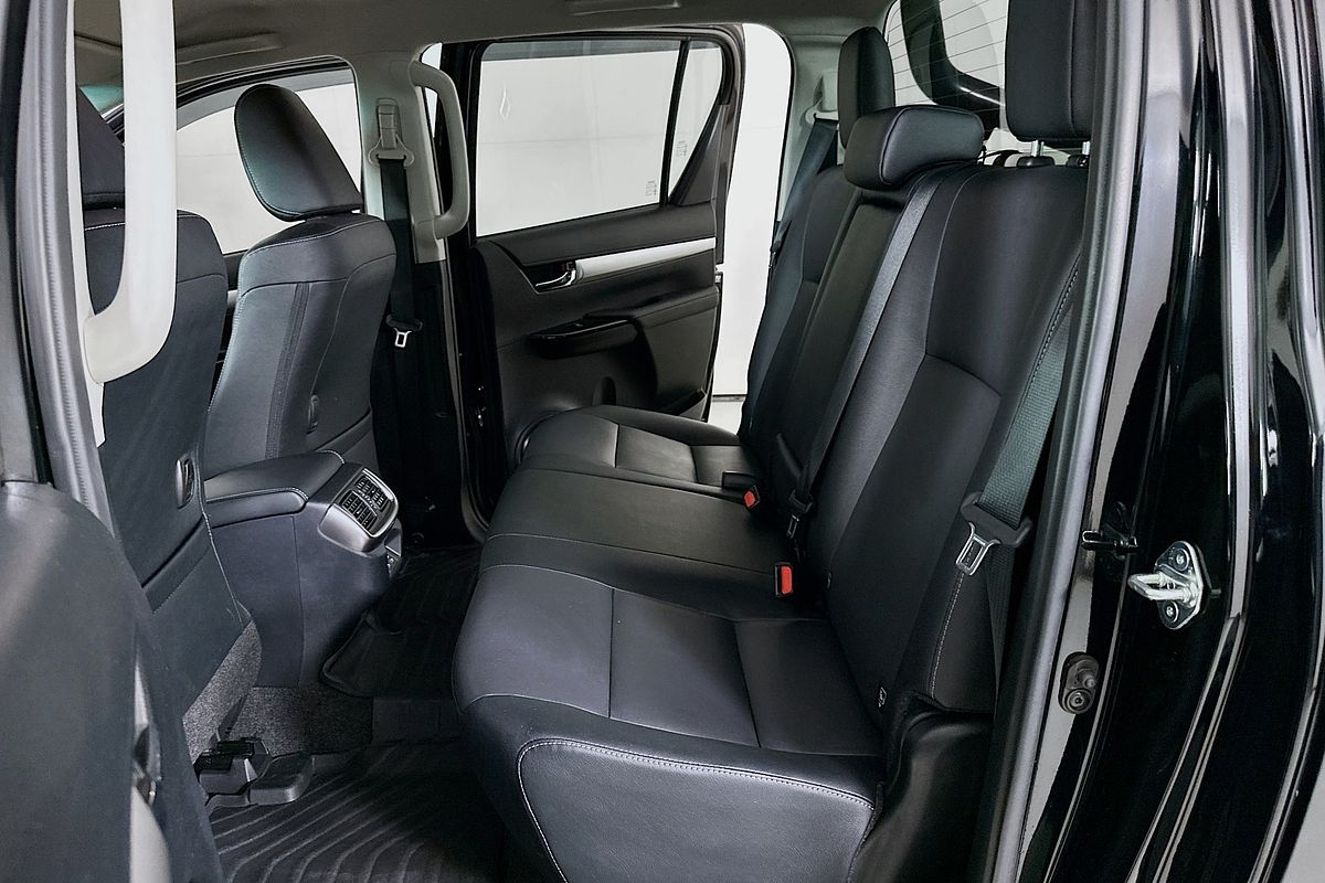2024 Toyota HILUX SR5 48V + PREM. INTERIOR (4x4) GUN126R 4X4
