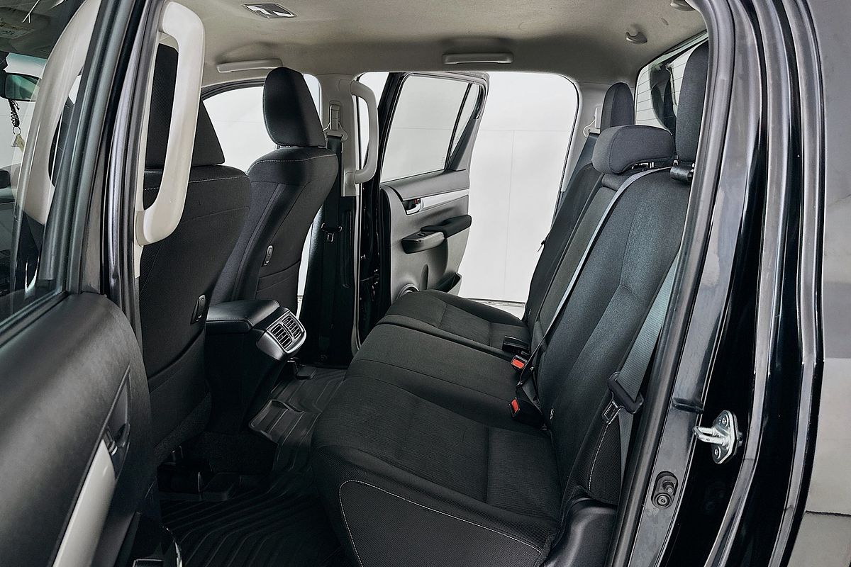 2020 Toyota HILUX SR5 (4x4) GUN126R FACELIFT 4X4