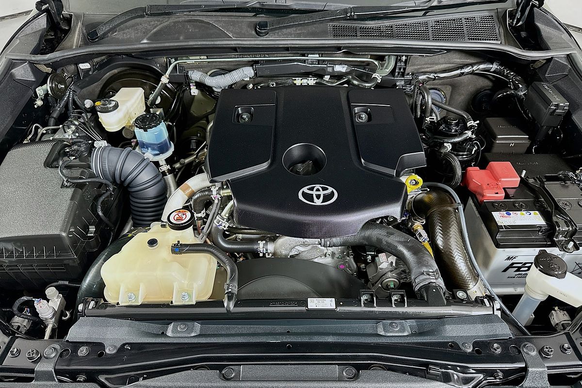 2024 Toyota HILUX SR5 48V + PREM. INTERIOR (4x4) GUN126R 4X4