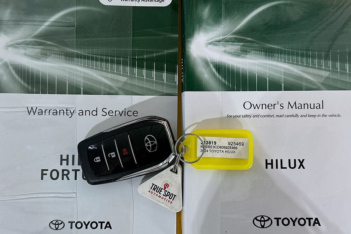 2024 Toyota HILUX SR5 48V + PREM. INTERIOR (4x4) GUN126R 4X4