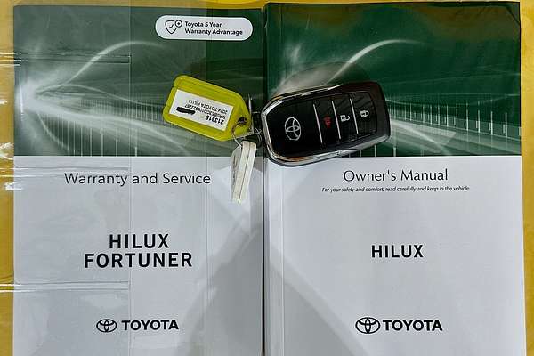 2024 Toyota HILUX SR5 48V + PREM. INTERIOR (4x4) GUN126R 4X4
