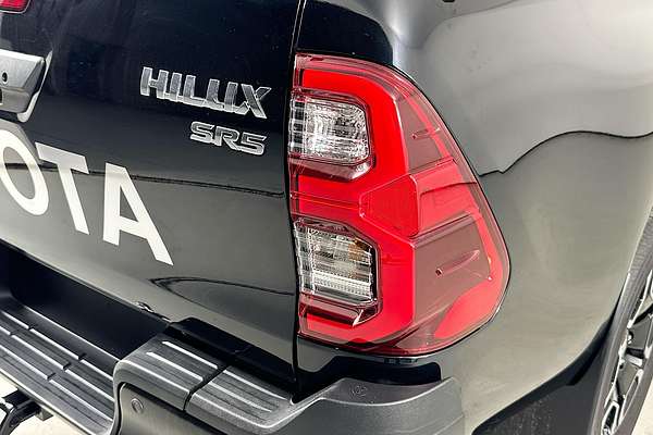 2024 Toyota HILUX SR5 48V + PREM. INTERIOR (4x4) GUN126R 4X4