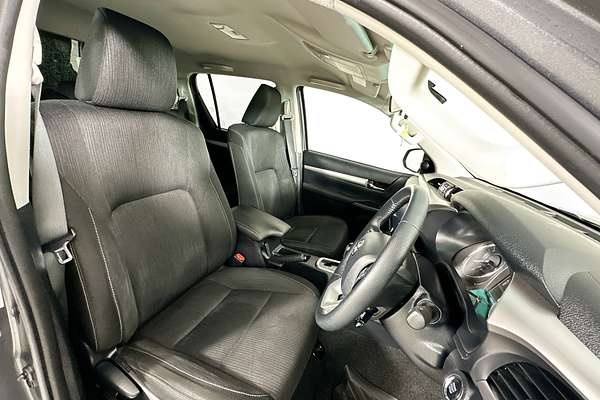 2020 Toyota HILUX SR5 (4x4) GUN126R FACELIFT 4X4