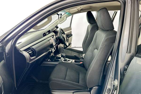 2020 Toyota HILUX SR5 (4x4) GUN126R FACELIFT 4X4