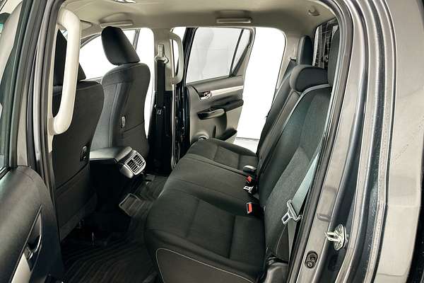 2020 Toyota HILUX SR5 (4x4) GUN126R FACELIFT 4X4