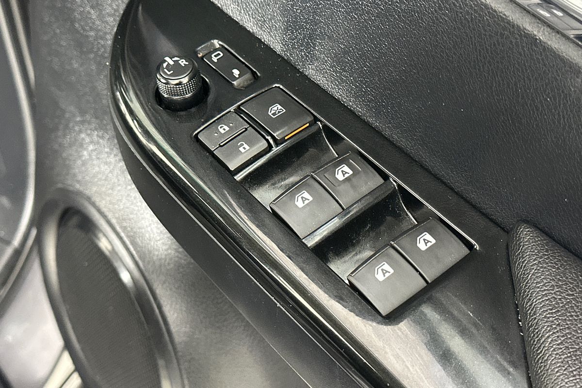 2015 Toyota HILUX SR5 (4x4) GUN126R 4X4