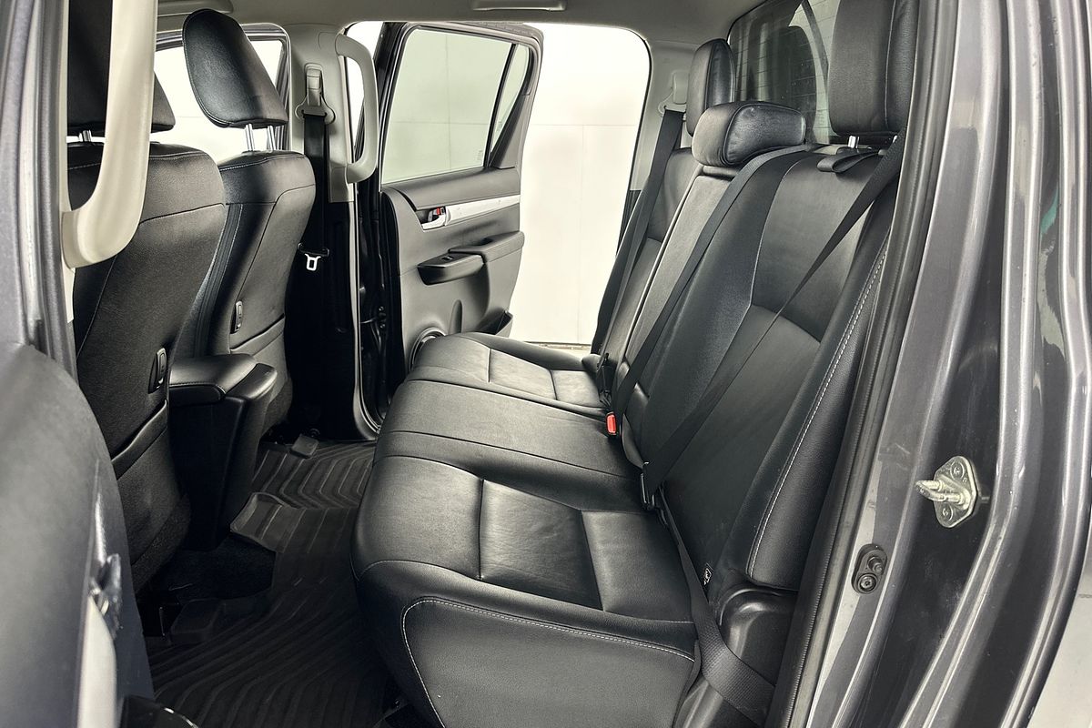 2015 Toyota HILUX SR5 (4x4) GUN126R 4X4