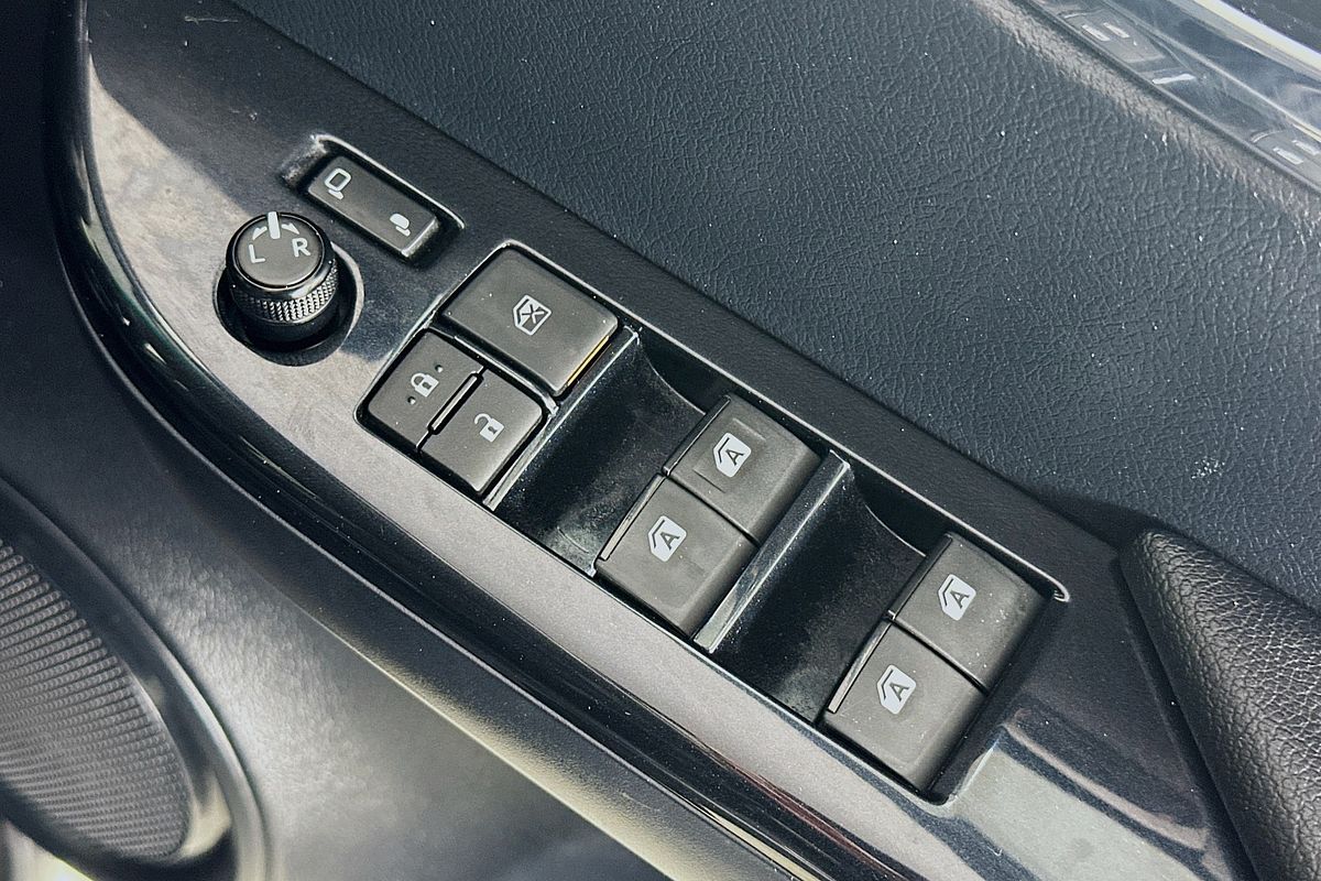 2022 Toyota HILUX SR5 + PREMIUM INTERIOR (4x4) GUN126R 4X4