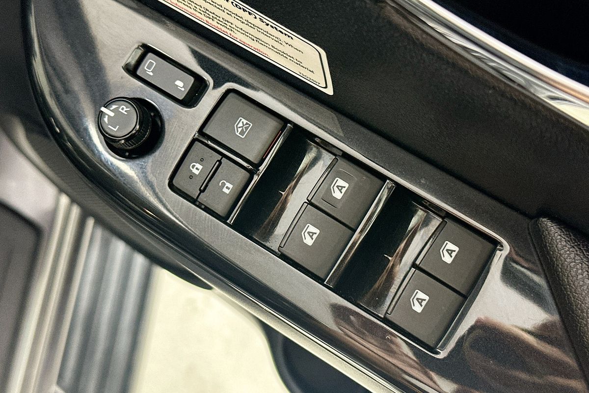 2020 Toyota HILUX SR5+ (4x4) GUN126R FACELIFT 4X4