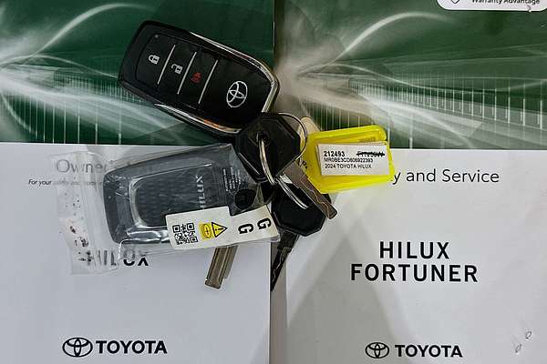 2024 Toyota HILUX SR5 48V GUN126R 4X4