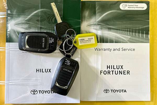 2024 Toyota HILUX SR5 48V (4x4) GUN126R 4X4