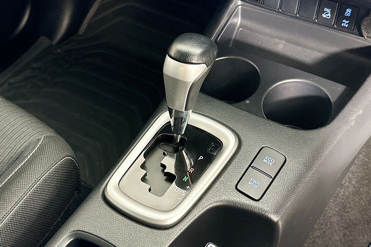2020 Toyota HILUX SR5 (4x4) GUN126R FACELIFT 4X4