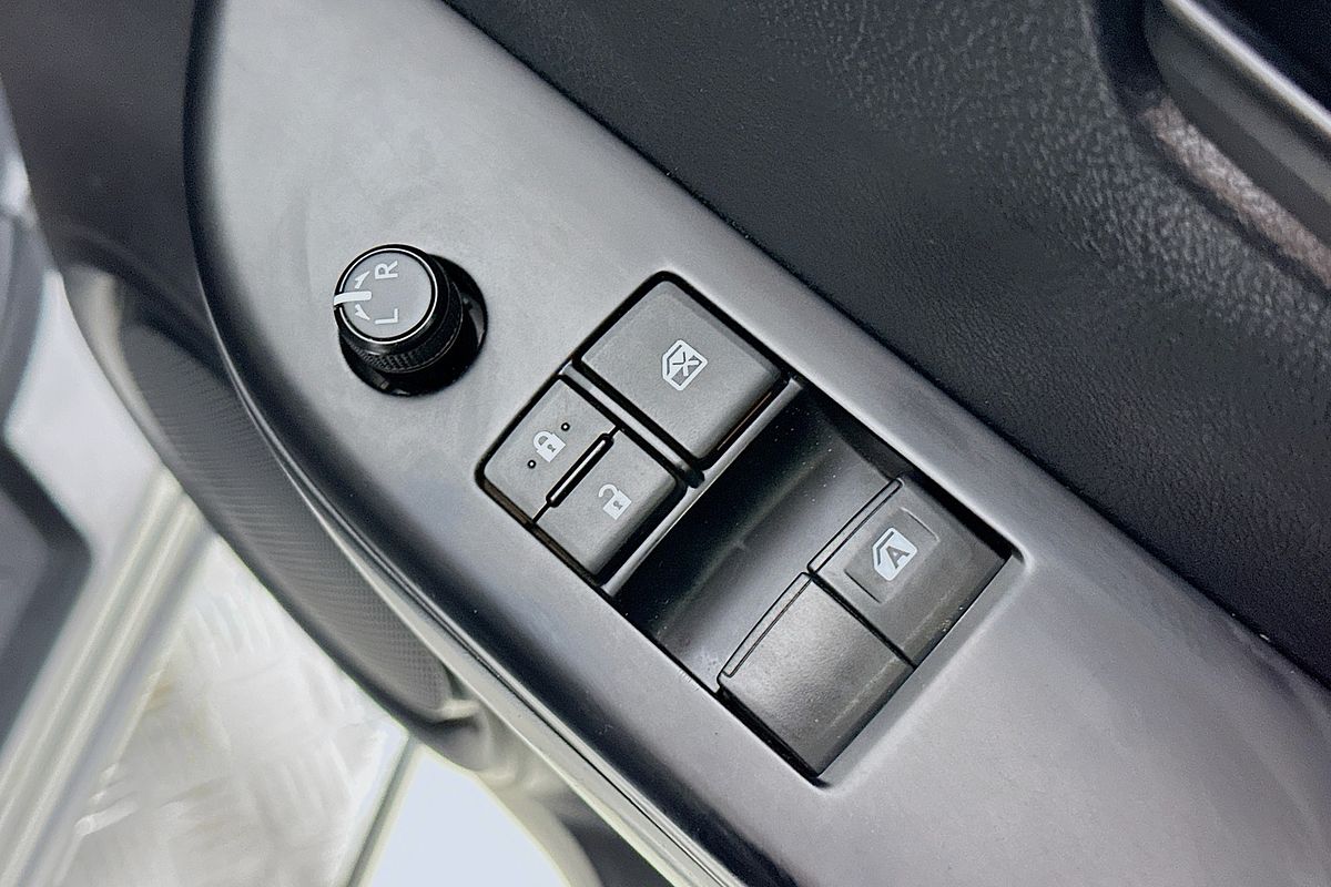 2020 Toyota HILUX SR (4x4) GUN126R FACELIFT 4X4