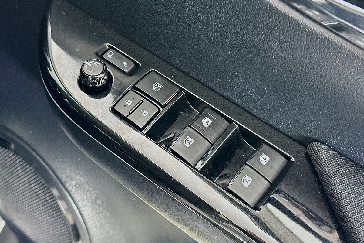 2017 Toyota HILUX SR5 (4x4) GUN126R 4X4